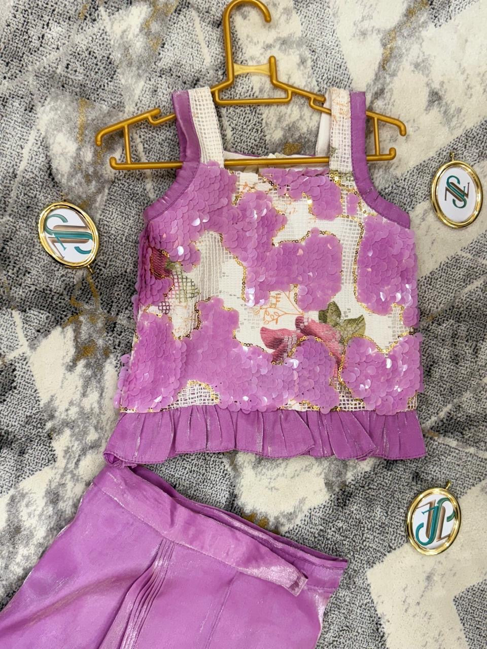 Outfit in shades of pink and purple