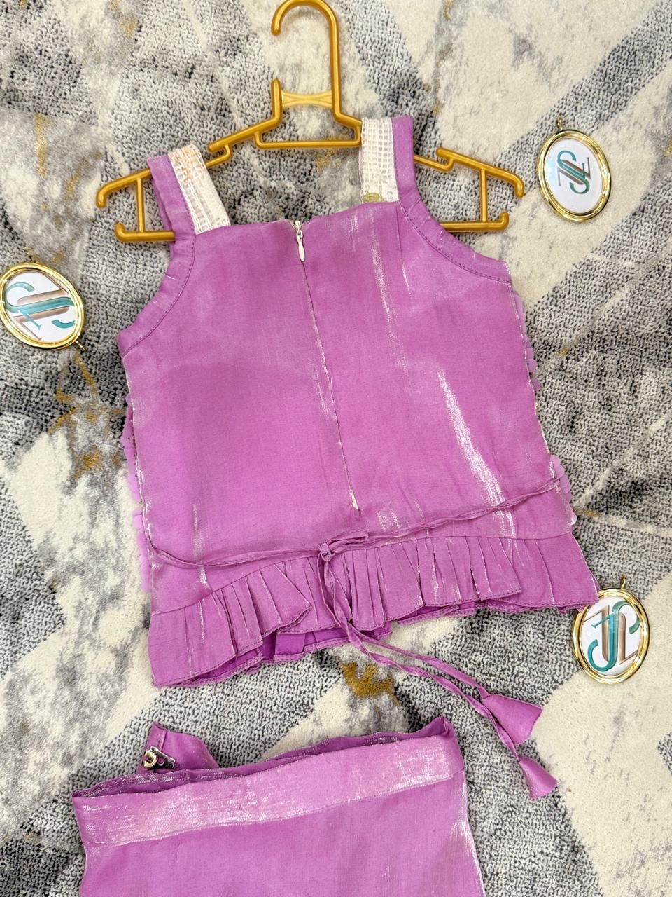 Outfit in shades of pink and purple
