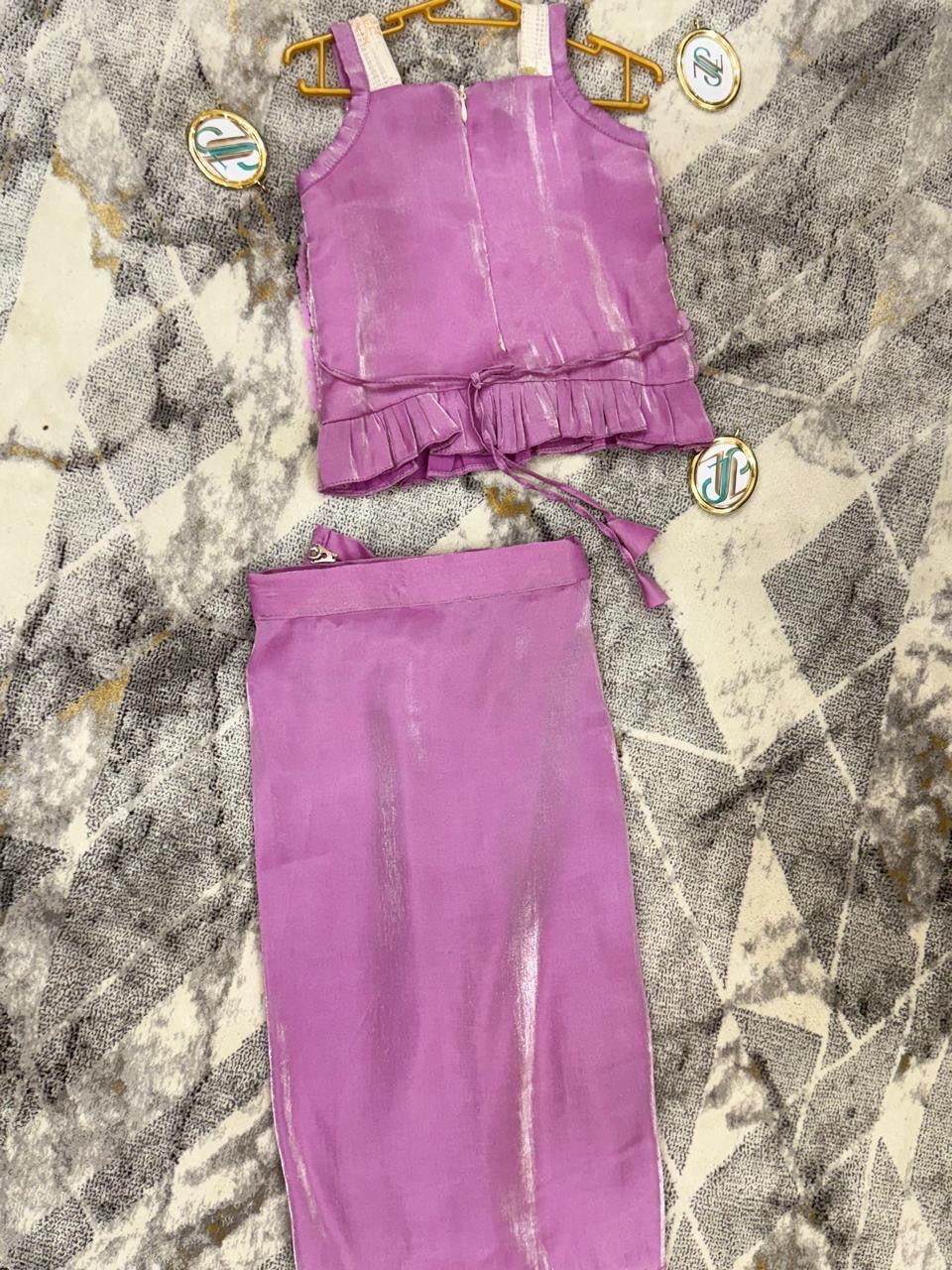 Outfit in shades of pink and purple