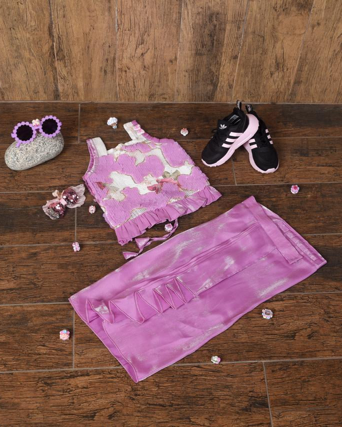 Outfit in shades of pink and purple