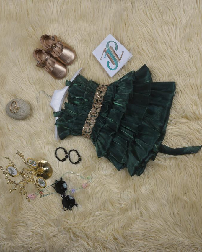 Ruffled-tiered outfit with shoulder straps